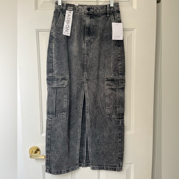 NWT Love, Fire Black Washed Denim Midi Cargo Skirt 3 (Juniors) or XS (Women’s) - Picture 2 of 9